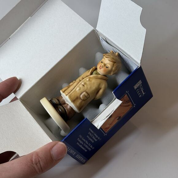 Hummel Figure Too shy to Sing #845 First Bass Boy in box Goebel Figurine T90 - Picture 6 of 6